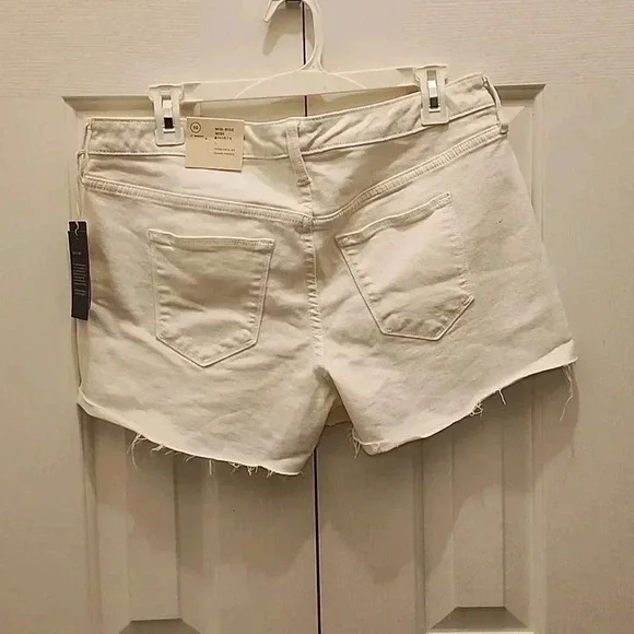 Universal Thread White Denim Mid Rise Shorts - 4" inseam- NWT- Size 10 - raw hem - Picture 2 of 3